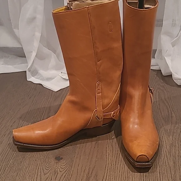 Boots - Picture 5 of 5